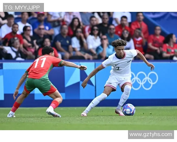 足球明星感人瞬间高清照片展现他们在赛场上的坚韧与奉献精神 足球明星感人瞬间高清照片展现他们在赛场上的坚韧与奉献精神